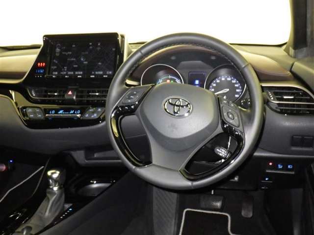 運転の際、常に目にする部分だけにシックで飽きのこないデザインが良いですね。