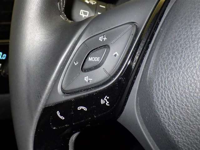 ステアリングスイッチ装備！運転しながら手元でオーディオの操作などができます。