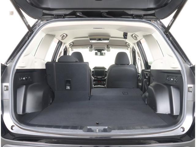 たっぷり大容量の荷室！荷室左右にはフックが付いており荷物の固定にも使用することが出来ます！！また、後部座席を倒すことで荷室をさらに広く使うことが出来ます！旅行やレジャーにも活躍が期待できます！！