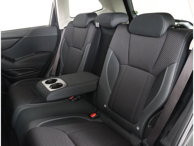 後部座席もゆったり座れます！アームレストやリクライニング機能も備わっており、乗っている人全員が快適に乗れるお車です！また、中央にも3点式シートベルトがございます！