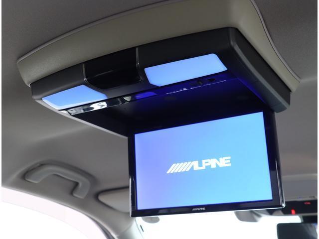 後席モニター装備！DVDやテレビの映像を映し出すことが可能で、後部座席に座っても快適なドライブを楽しむことが出来ます！