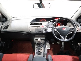 操作性に優れた運転席となります！小物入れや各ボタンの配置にこだわり、使いやすいです！座り心地もよく視認性も良好なのでロングドライブもお任せ下さい！