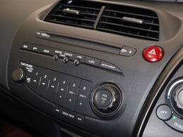 純正オーディオ　FM　AM　CD　AUX　走行中に音楽や交通情報等を聴くことができ、より快適なドライブを楽しめます！