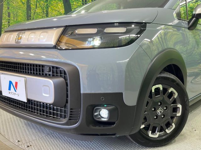 【LEDヘッドライト】悪天候や夜間走行時も良好な視界を確保し安心して運転できる高輝度LEDヘッドライトを装備！点灯速度が早く、消費電力も抑えられています。