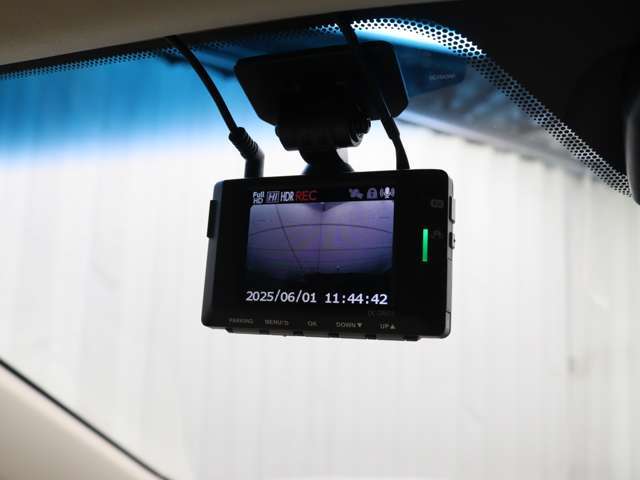 交通事故処理の迅速化等、運転中の「万が一」を記録してくれ、もしもの時も心強いドライブレコーダーを装備しています。