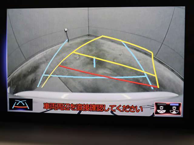 車庫入れや縦列駐車などの際に、後退操作の参考になるガイドラインをモニター画面に表示します。