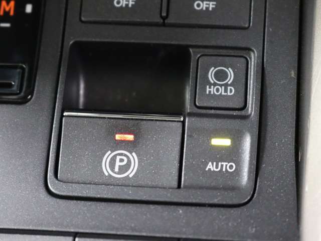 「HOLD」スイッチを押しONの状態にしておくことで、渋滞や信号待ちなどでブレーキを踏んで停車した時にブレーキを保持。アクセルを踏むと解除されます。