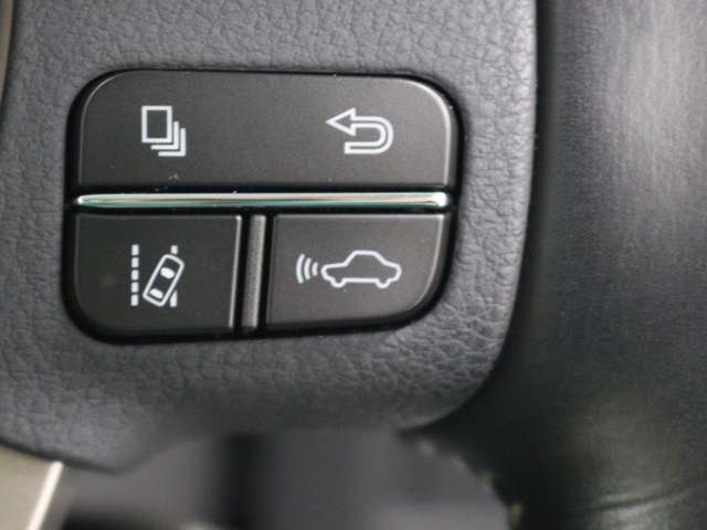 レーダークルーズコントロール（全車速追従機能付）が装備されています。高速道路で定速走行だけでなく、0km/hから約100km/hの広い範囲で先行車との車間距離を適切に保ちながら追従走行ができます。