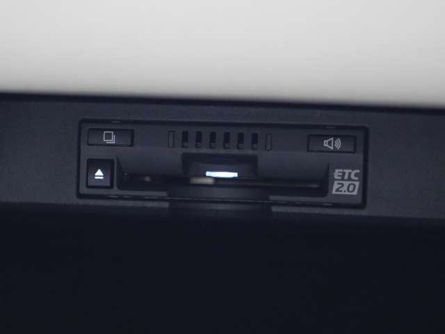 広がる運転支援サービスETC2.0搭載。全国の高速道路に設置されたITSスポットと双方向通信を図り、広域な道路交通情報や安全運転をサポートする情報を得て、音声やナビ画面上にタイムリーにお知らせします。