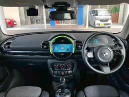MINIならではのコックピット！！高級感があり、かつシンプルなデザインが飽きがこないとご好評いただいております。スイッチ一つ一つにも「こだわり」とセンスを感じます。