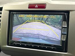 【バックカメラ】駐車時に後方がリアルタイム映像で確認できます。大型商業施設や立体駐車場での駐車時や、夜間のバック時に大活躍！運転スキルに関わらず、今や必須となった装備のひとつです！