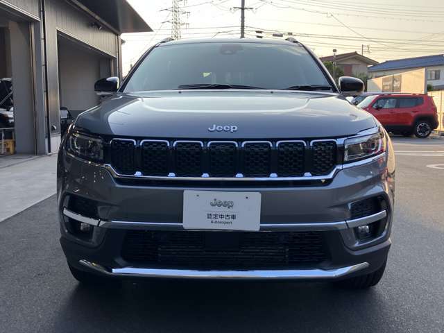 「どこにでも行ける。何でもできる。」Jeepに息づく自由の精神はその素晴らしい性能で、Jeepだから辿り着ける未知なる世界へ誘い心と身体を開放します。