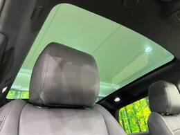 ◆パノラミックガラスルーフ『シェードが後部座席までしっかり開閉します。この装備があるだけで室内の解放感が上がり素敵なドライブを存分にお楽しみいただけます。』◆