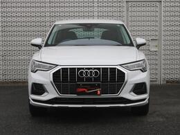 AUDIの特徴シングルフレームグリルは力強さとエレガントな雰囲気を醸し出します。