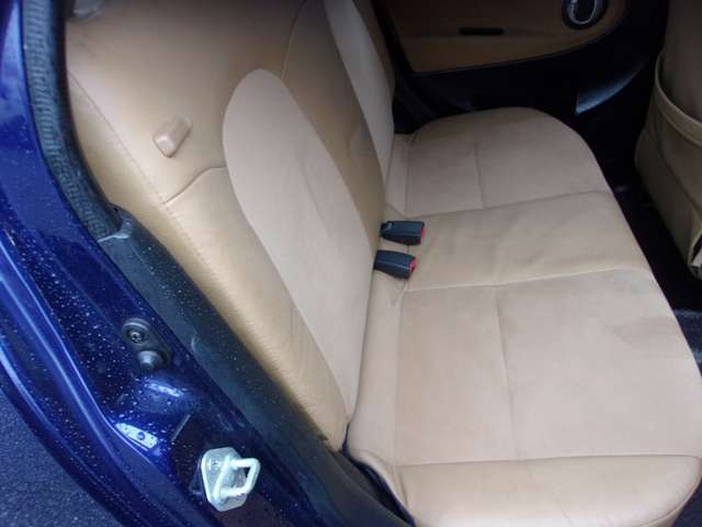 リアシート広々です、後部座席付近も職人によるクリーニング作業を実施しております！ご来店試乗などの関係で多少なりとも汚れが発生する場合もございます。なんなりとお申しつけ下さい。