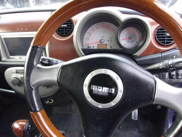 ハンドル回りキレイです、歯ブラシやマイナスドライバーを使用してできる限りクリーニングしています！仕入れ時内装が汚れているほど、クリーニング魂が燃えます！