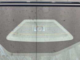 【スズキ　セーフティサポート】走行中に前方の車両等を認識し、衝突しそうな時は警報とブレーキで衝突回避と被害軽減をアシスト。より安全にドライブをお楽しみいただけます。