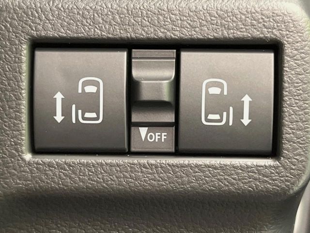 【両側パワースライドドア】スマートキーや運転席のスイッチで後席両側スライドドアの開閉が可能♪電動だから力を入れてドアを開ける必要が無く、小さなお子様でも簡単に開け閉めでき快適です♪