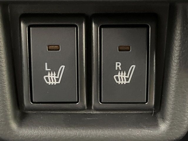 【シートヒーター】寒い日に重宝するシートヒーター！エアコンより早く温まってくれるので寒がりの人も安心ですね♪エアコンの温風は乾燥するから苦手、という方にもをおすすめです。