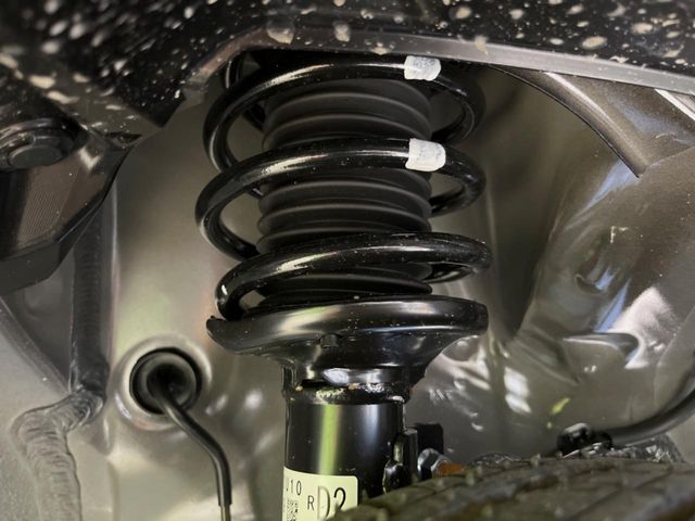 お車を安心してお乗りいただく為には、足回りの定期点検が欠かせません。サービスサポート（有償保証）では無料点検もご提供しており、安心のカーライフをお過ごしいただけるサポート体制が整っています。
