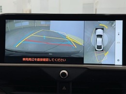 パノラミックビューモニターシステムが付いているので車の上から見た映像が確認できますよ。　一目で車両周辺の情報を確認できますが、直接安全をご確認下さい。