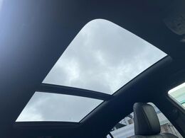 【大型サンルーフ】車内の解放感が一気に上がる大型のパノラマルーフ！季節を問わず開放的で快適なドライブをお楽しみいただけます。流通量も少なく希少価値の高い人気の装備です♪