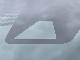 【トヨタセーフティセンス】走行中に前方の車両等を認識し、衝突しそうな時は警報とブレーキで衝突回避と被害軽減をアシスト。より安全にドライブをお楽しみいただけます。