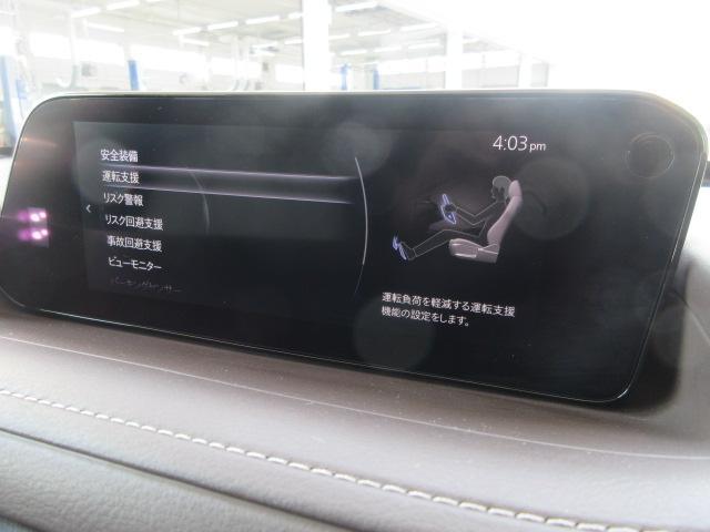 こちらのお車には先進安全装備が多数搭載されています。衝突被害を回避あるいは軽減するためのブレーキや、後方死角からの接近警報、車線逸脱を防止する警報装置など、詳しくはスタッフまでお尋ねください。