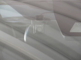ドライブ中の映像や音声を記録できるドライブレコーダーを装備しています！走行中はもちろん、あおり運転や事故に遭遇した際も安心です♪自分自身やご家族を守るために搭載しておきたい装備です♪