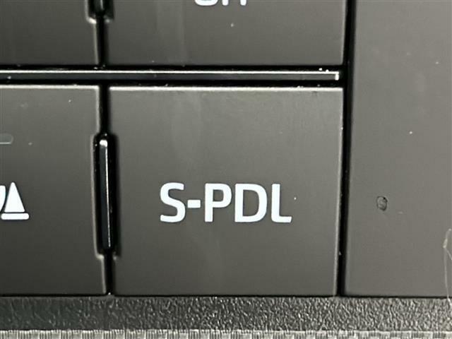 【スマートペダル（S-PDL）】アクセル操作のみで車速をコントロールできるため、アクセルからブレーキへの踏みかえ頻度が減り、ドライバーの負担を軽減します。