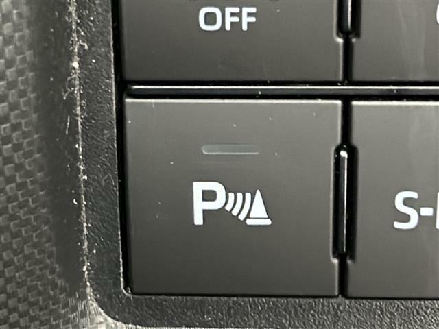 【コーナーセンサー】センサーをクルマの前方に装備しています。障害物までの距離に応じて警告音を変えてお知らせするので、縦列駐車時や駐車場・車庫などでの取り回しをサポートします。