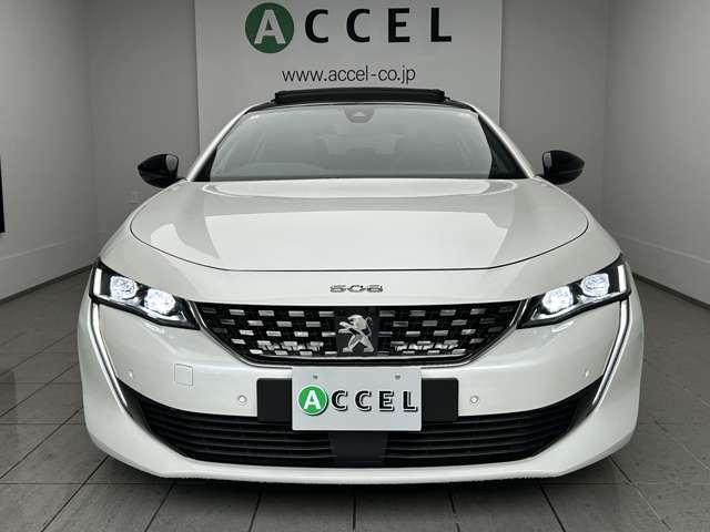 雨の日でも濡れずにお車をご覧いただけるスペースもございます。