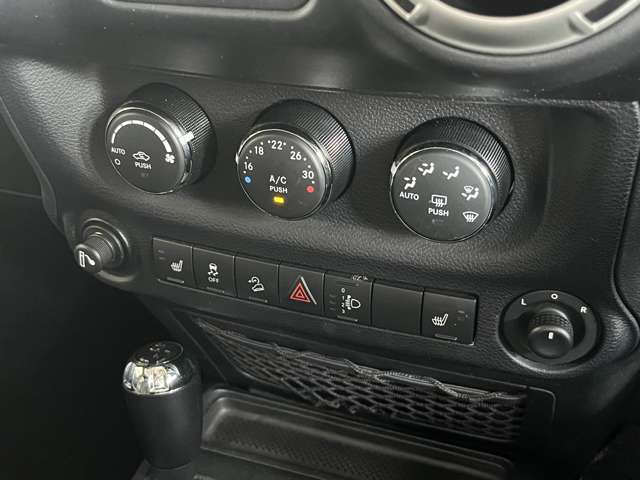 LIBERALAでは多種多様の車種をご用意させていただいております。お客様がご納得いくまで、そのお車の持つ特性を五感すべてで感じ取っていただける場をご提供します。