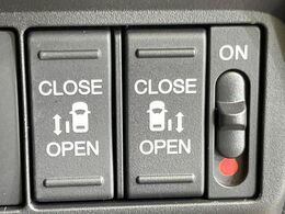 【両側パワースライドドア】スマートキーや運転席のスイッチで後席両側スライドドアの開閉が可能♪電動だから力を入れてドアを開ける必要が無く、小さなお子様でも簡単に開け閉めでき快適です♪