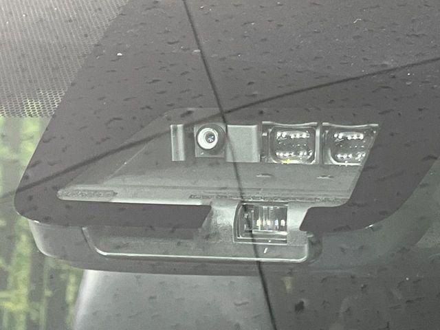 【トヨタセーフティセンス】走行中に前方の車両等を認識し、衝突しそうな時は警報とブレーキで衝突回避と被害軽減をアシスト。より安全にドライブをお楽しみいただけます。