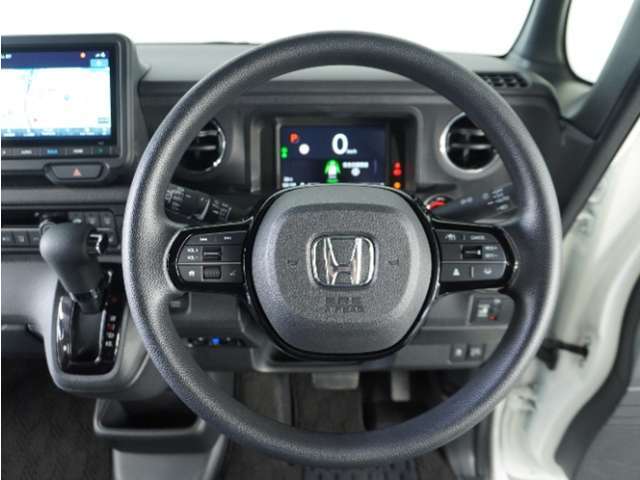 【Honda SENSING】 カメラ等装置で精度の高い検知能力を発揮、安全運転を支援します。ステアリング上のコントローラーに注目！