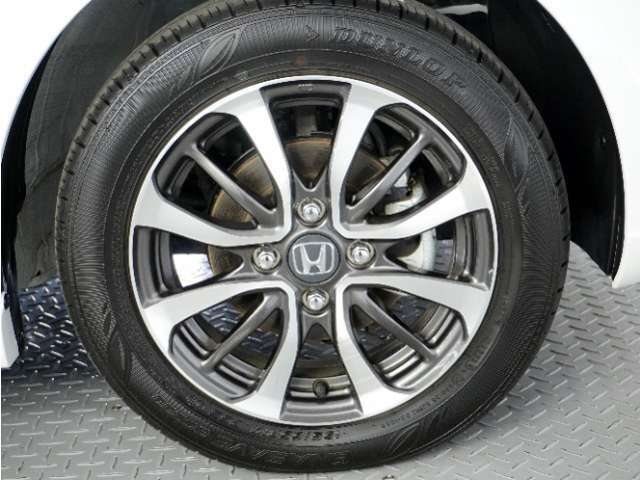アルミホイール装着車です！これで足元まわりもおしゃれにきまります！