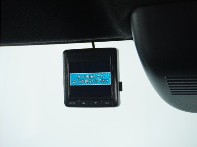 ◆ドライブレコーダー◆映像・音声などを記録する自動車用の装置です。　もしもの事故の際の記録はもちろん、旅行の際の思い出としてドライブの映像を楽しむことができます。
