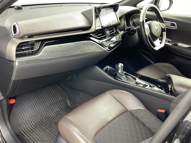 【フロアマット】車内を綺麗に保つのには必須のアイテムです。当店ではフカフカな新品マットも絶賛取り扱い中！ぜひご相談くださいませ。