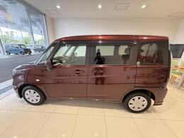 後部座席は片側電動スライドドアです☆狭い場所での乗り降りや荷物の積み降ろしに便利♪