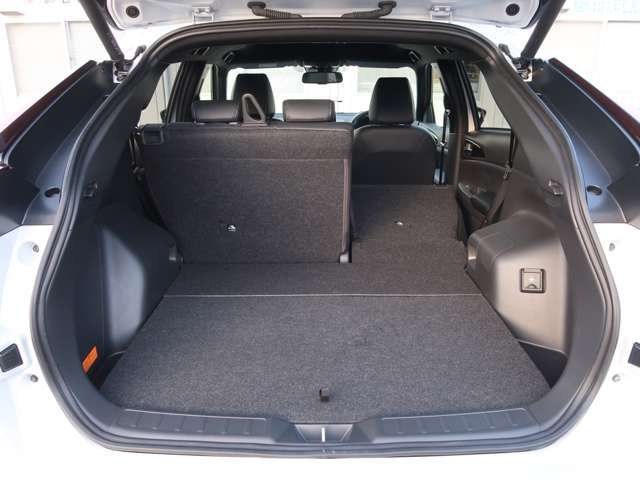 ☆リヤシートを倒すことで荷室を広く使うことができます☆
