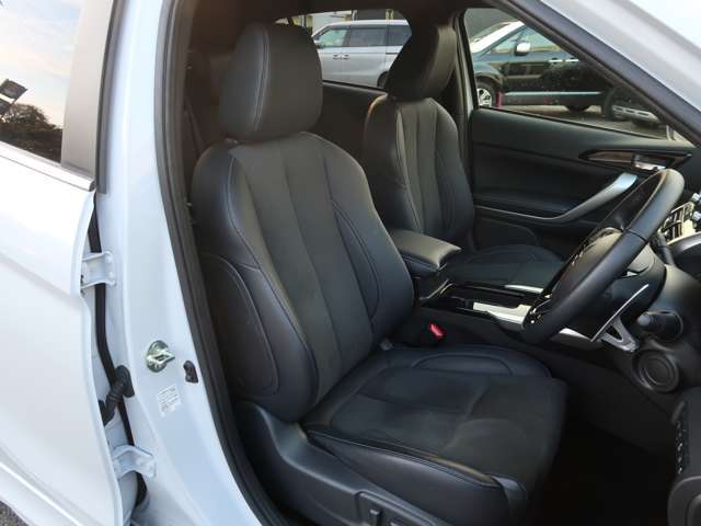 運転席パワーシート（前後スライド/ハイト/リクライニング)