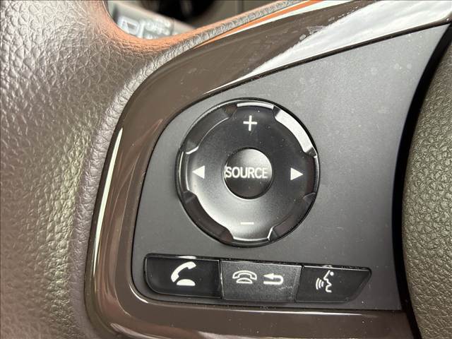 【ステアリングスイッチ】ハンドル左側のボタンで音量の調節、チャンネル変更が可能に。運転中でもナビまで手を伸ばさずに操作可能です。