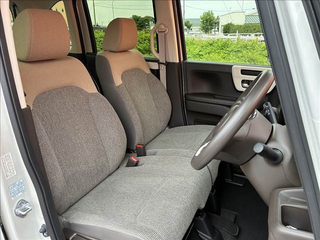 運転席シートは使用感が少なく、良好な状態になっております。前オーナーが綺麗に使っていたのがわかりますね。