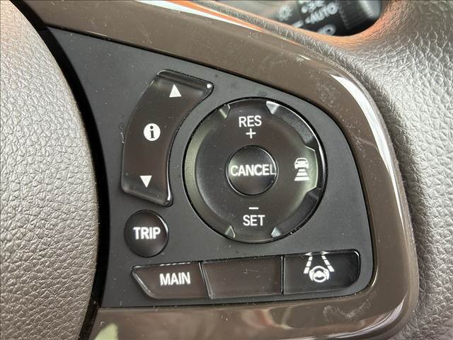 【アダプティブクルーズコントロール】予め設定した速度で定速走行。先行車に近づいたら、システムが先行車との距離や速度差を測定し、自動的に加減速。適切な車間距離を維持しながら追従走行します。