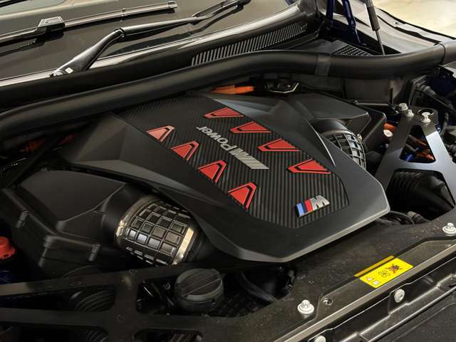 出力489ps（360kW）/5400rpm、トルク650Nm/1600から5000rpmを発揮する4.4L V型8気筒BMWツインパワーターボガソリンエンジンを搭載する。