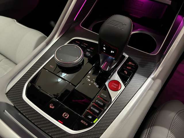 BMW 特有のiDrive コントローラー回りをすっきりとさせる事で、運転席まわりの空間を広くし、モダンな印象を与えている