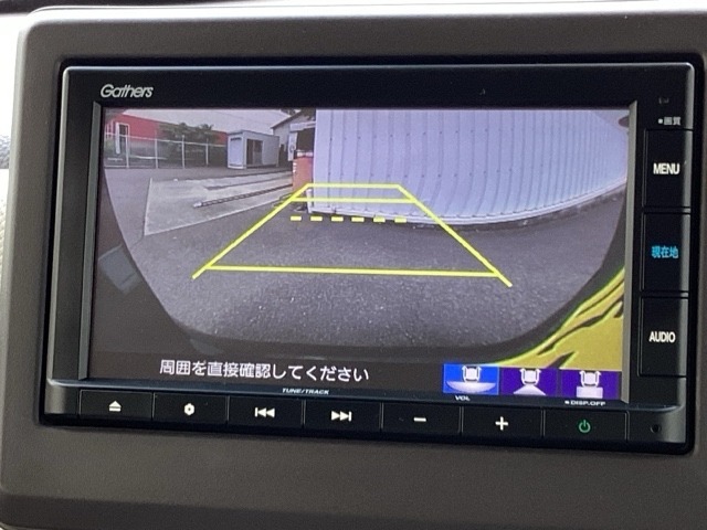 3ビュー切り替えやガイド線表示のバックカメラで、バックでの車庫入れも安心です。