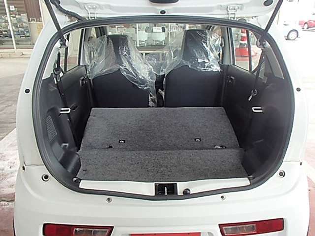 大きな荷物も大丈夫♪　リアシートを倒せば、広々荷物スペースが作れます♪