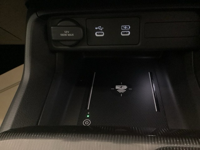 Qi対応のスマートフォンを置くだけで充電ができます。